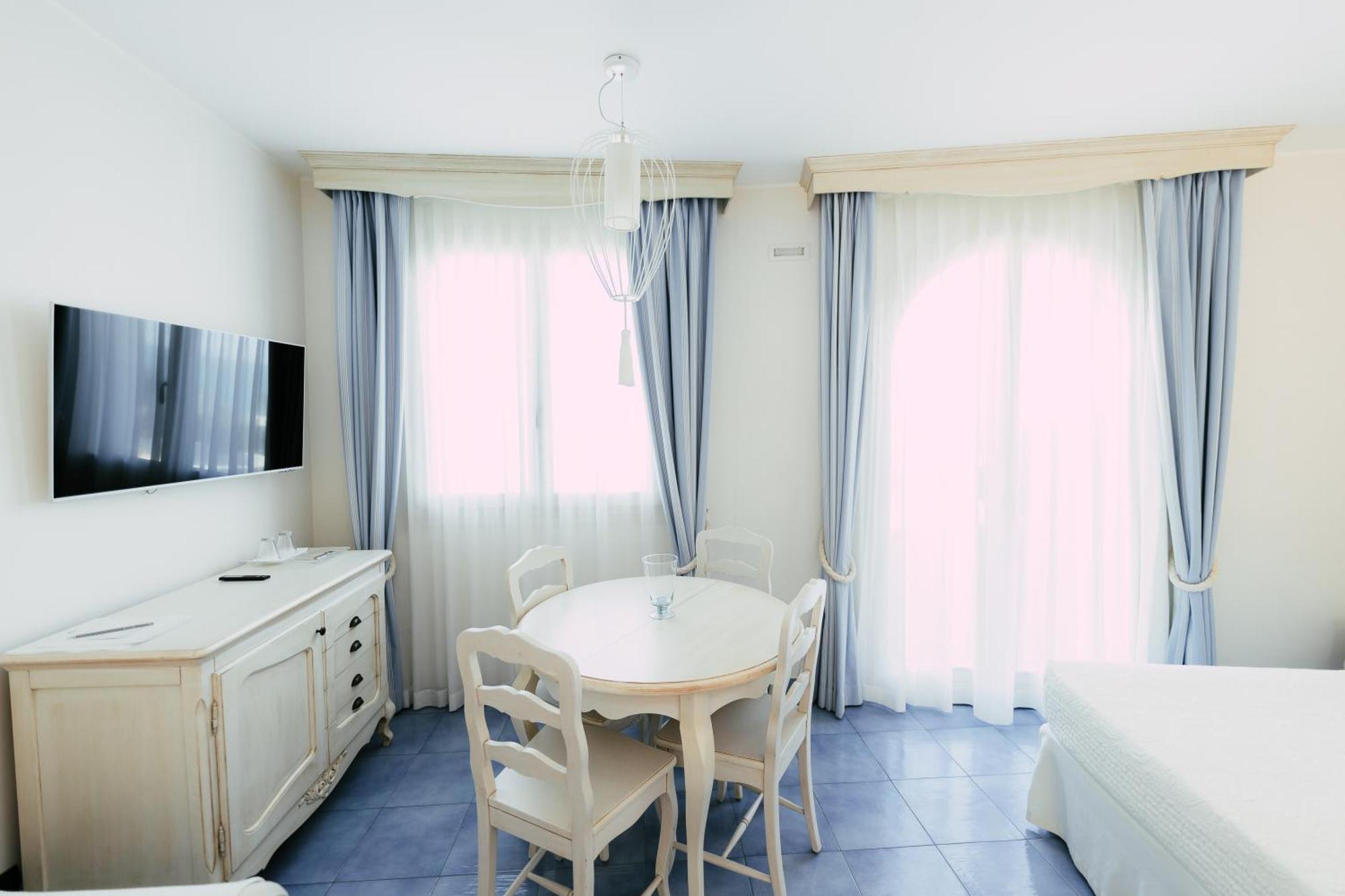 Hotel Baia Delphis 4*
