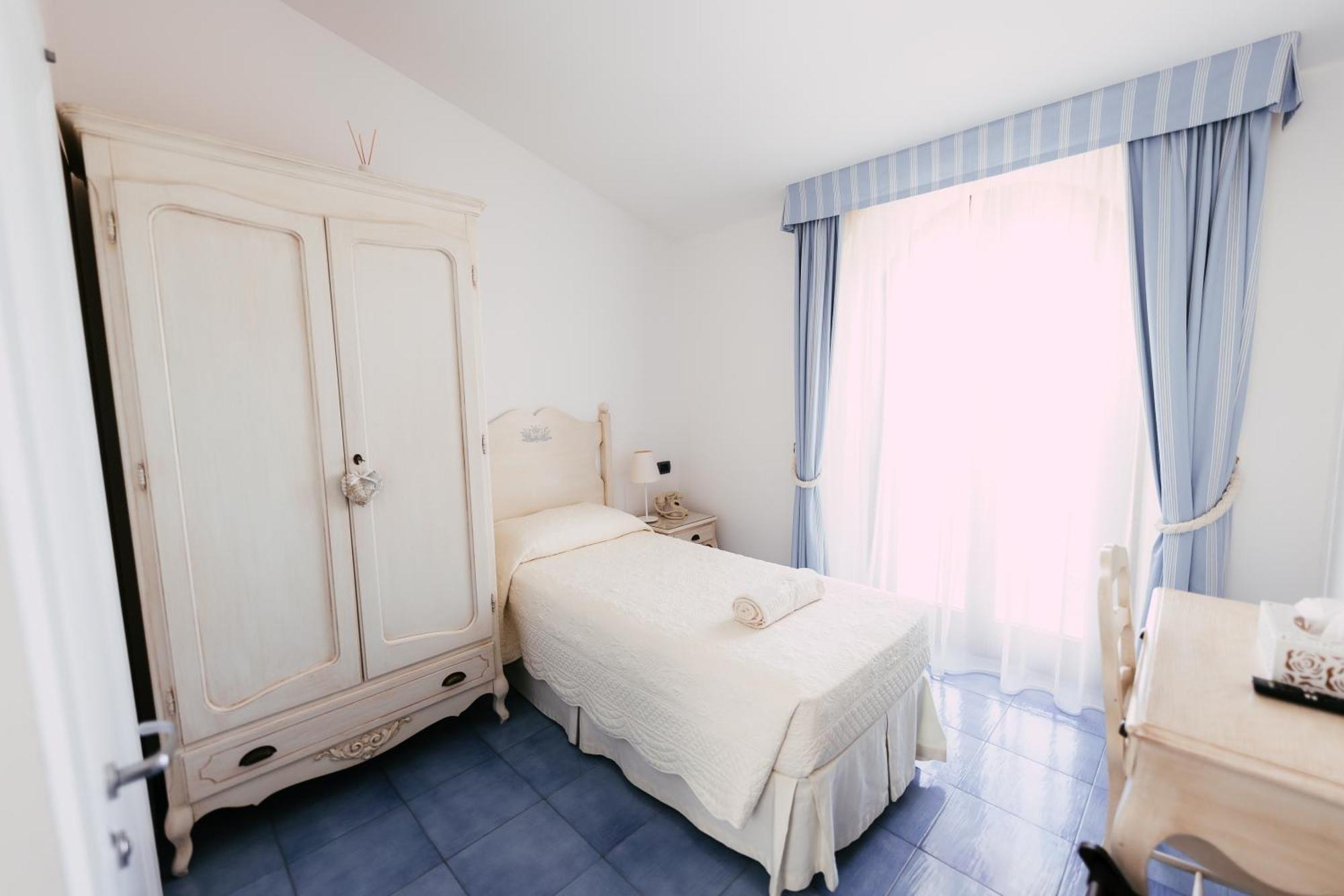 Hotel Baia Delphis 4*